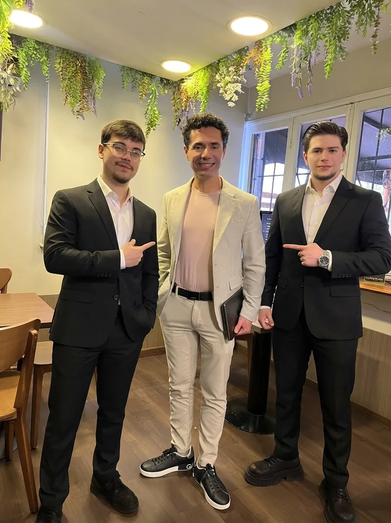 Equipo de AlterXpert junto a un experto