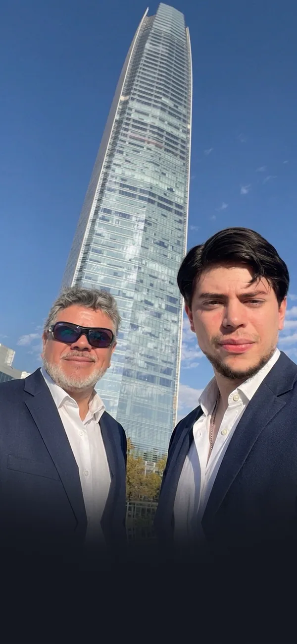 Reunión con un experto frente a la Torre